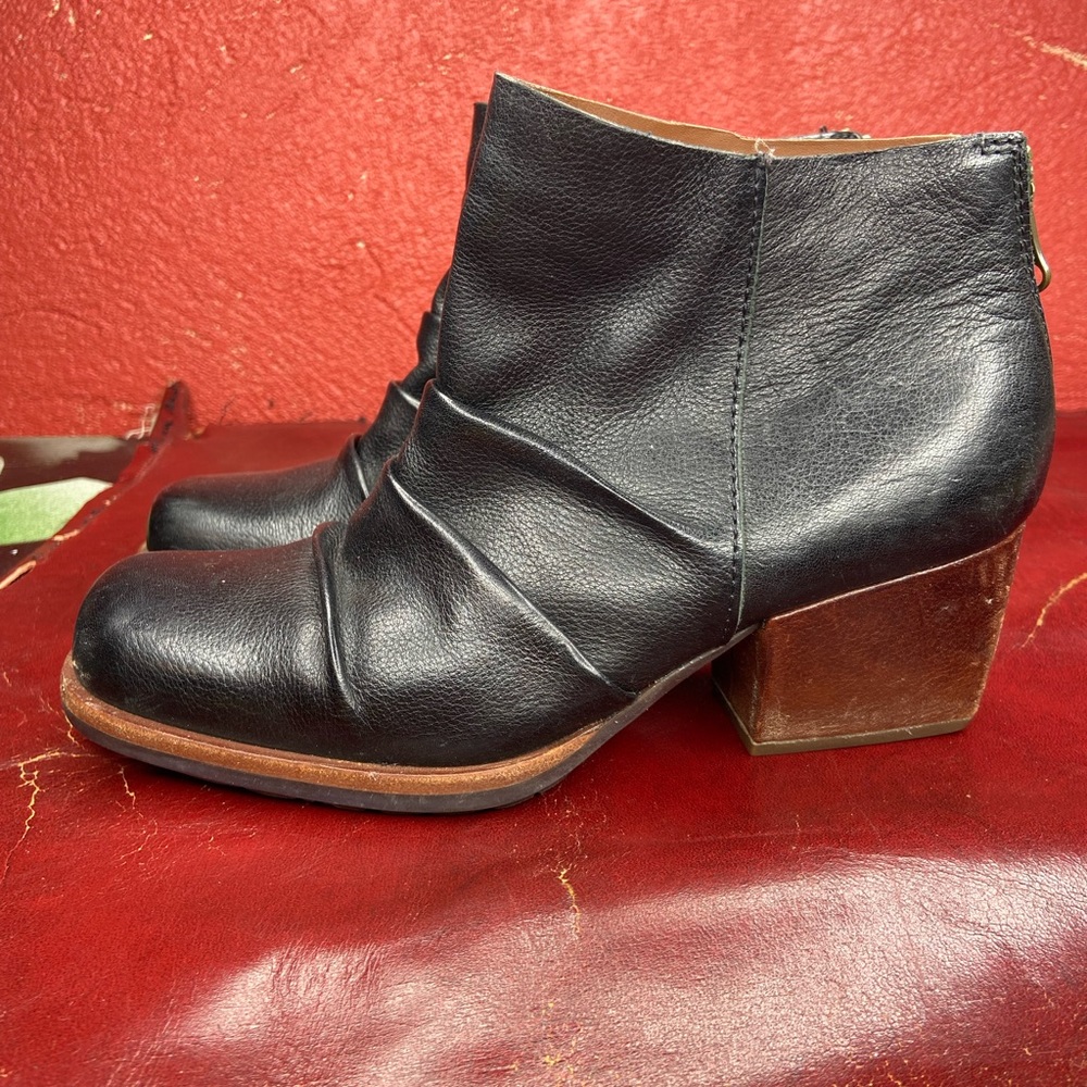 Black Leather Kork-Ease Heel Ankle Boots with Zipper Size 6
